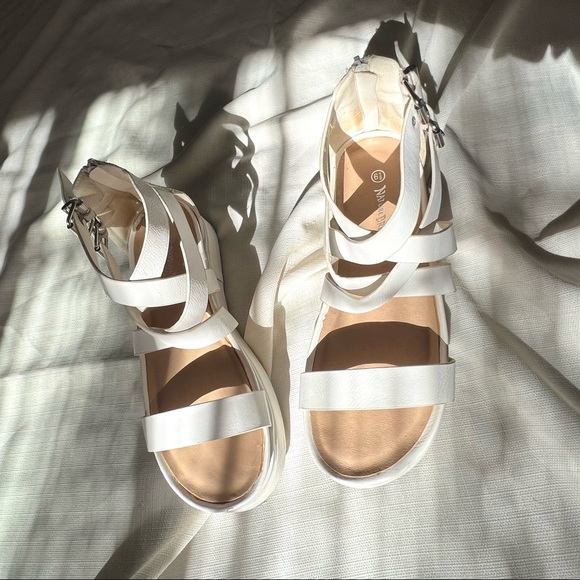♡ WHITE STRAPPY PLATFORM SANDALS ♡ - Picture 3 of 3